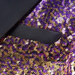 Close-up van paarse en gouden pailletten op een heren blazer voor optredens