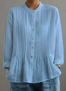 Dettaglio ravvicinato di camicetta a pieghe blu casual a maniche lunghe con bottoni