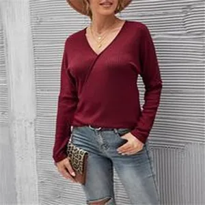 Vista dettagliata di una maglia a maniche lunghe con scollo a V a coste bordeaux da donna.