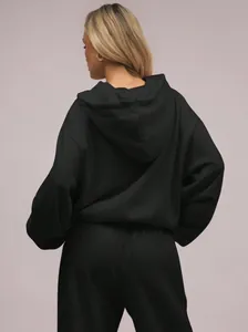 Rückansicht des schwarzen Oversize-Kapuzenpullover- und Jogginghosen-Sets für Damen