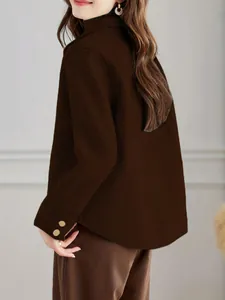 Vista laterale di un elegante cappotto corto in lana marrone minimalista per donna
