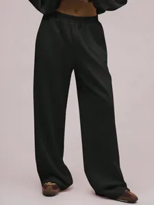 Detailansicht der minimalistischen schwarzen Damen-Freizeithose mit weitem Bein und Gummizug