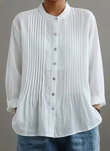 Dettaglio frontale camicia bianca a maniche lunghe con pieghe e bottoni