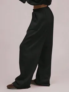 Detailansicht der schwarzen, locker geschnittenen Damen-Freizeithose mit weitem Bein