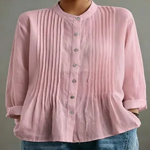 Dettaglio camicia casual rosa da donna con pieghe verticali eleganti e maniche lunghe