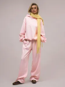 Vollansicht des rosa Kapuzenpullovers und der passenden weiten Hose für Damen