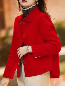 Primo piano della giacca corta in lana rossa da donna con risvolto e bottoni dorati