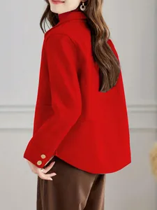 Elegante cappotto in lana rossa da donna con colletto a rever e bottoni dorati sui polsini
