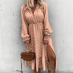 Dettaglio dello scollo a V e della fantasia a pois su elegante abito lungo terracotta