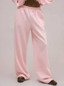 Detailansicht der weichen rosa Sweathose mit hoher Taille für ein gemütliches Loungewear-Set