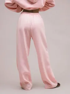 Rückansicht der weichen rosa Damen-Jogginghose mit weitem Bein, ideale Freizeitmode.
