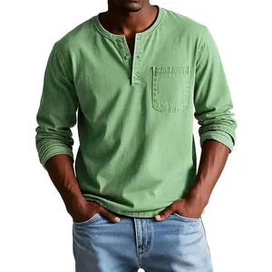 Herren Langarm-Henley-T-Shirt in Salbeigrün mit Brusttasche und Slim-Fit-Design