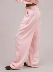 Seitenansicht einer bequemen rosa weit geschnittenen Freizeithose mit elastischem Bund