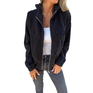 Giacca da donna in velluto a coste nero con cappuccio e zip per un look casual autunnale.