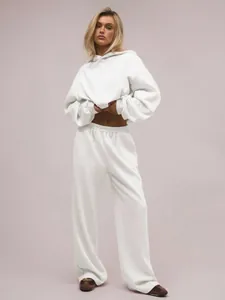 Detailansicht von weißem Damen-Oversize-Hoodie und Lounge-Set mit weitem Bein