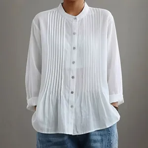 Elegante camicetta bianca a pieghe da donna con colletto alla coreana e maniche.