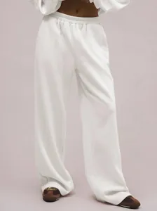 Detailansicht der weißen Damen-Sweathose mit hoher Taille und weitem Bein aus Stoff