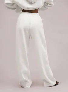 Rückansicht einer weißen, lässigen Damen-Jogginghose mit weitem Bein aus Fleece