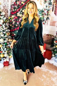 Elegantes smaragdgrünes Samtkleid mit V-Ausschnitt und Puffärmeln für die Feiertage