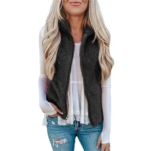Gilet da donna in pile nero con chiusura lampo su sfondo bianco professionale