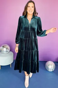 Smaragdgrünes Samtkleid mit V-Ausschnitt, gestuften Rüschen und lockerer Passform.