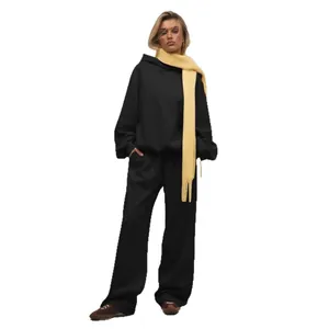 Damen-Set bestehend aus schwarzem Kapuzenpullover und lässiger Hose mit weitem Bein
