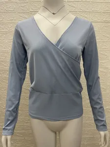 Détail rapproché d'un haut en maille côtelée bleu clair ajusté avec col en V sur un mannequin