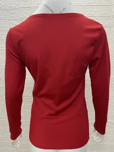 Vue arrière d'un haut élégant rouge à manches longues en maille côtelée avec texture de qualité.