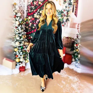 Robe mi-longue élégante en velours vert foncé à col en V et volants, décor de Noël.