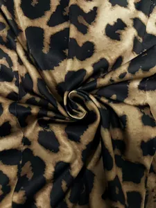 Macro-opname van stijlvolle luipaardprint stof met gladde textuur voor dames blazer