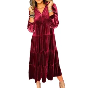 Robe longue élégante en velours bordeaux à col en V avec coupe ample et volants étagés