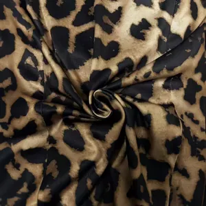 Detailopname van stijlvolle luipaardprint stof voor een lichte en modieuze blazer