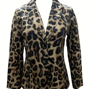 Stijlvolle damesblazer met luipaardprint en revers voor kantoor en casual.