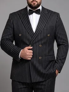 Detalle de traje de raya diplomática cruzado para hombre de talla grande con pajarita