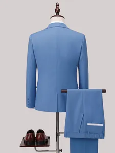 Vista trasera de un traje de hombre azul claro slim fit con chaqueta y pantalón formal