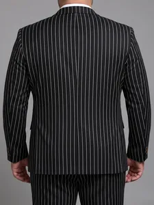 Vista posterior detallada de una chaqueta de traje de hombre con rayas blancas y negras