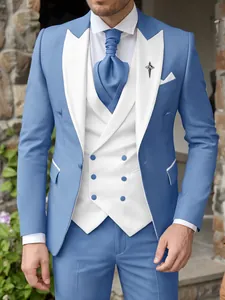 Sofisticado traje de tres piezas azul claro y blanco para banquetes de boda formales