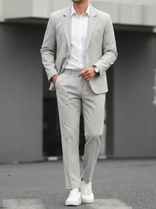 Vista completa del traje de rayas gris claro para hombre con solapa de muesca y pantalón slim