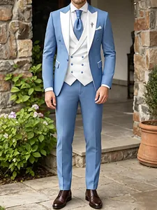 Elegante traje de tres piezas en azul claro para hombres, ideal para eventos formales.