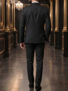 Gedetailleerd achteraanzicht van een zwart slim-fit herenkostuum voor gala's