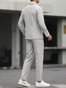 Vista trasera detallada de un traje de negocios gris claro texturizado para hombre