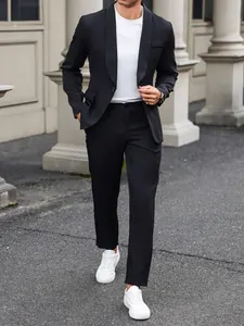 Detailansicht eines schwarzen Slim-Fit-Anzugs für Herren mit weißen Sneakern kombiniert