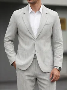 Detalle de un traje de negocios gris claro con solapa de muesca y textura de lino