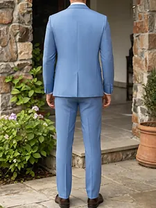 Detalle de la parte trasera de un elegante traje de hombre azul claro en exteriores