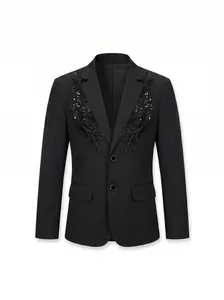 Detailopname van een zwarte herenblazer met verfijnd paillettenborduurwerk op de revers