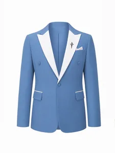 Vista frontal de chaqueta azul para hombre con solapas blancas y broche