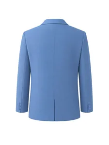 Vista posterior de una chaqueta de traje azul claro para hombre con abertura central única