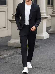 Gesamtansicht des schmal geschnittenen schwarzen Anzugs für Herren im Streetstyle