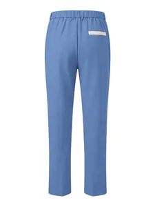 Vista detallada de pantalones de traje azul claro con cintura elástica y bolsillo trasero