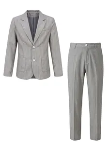 Vista frontal de un traje de negocios gris de dos piezas para hombre con tela de textura fina